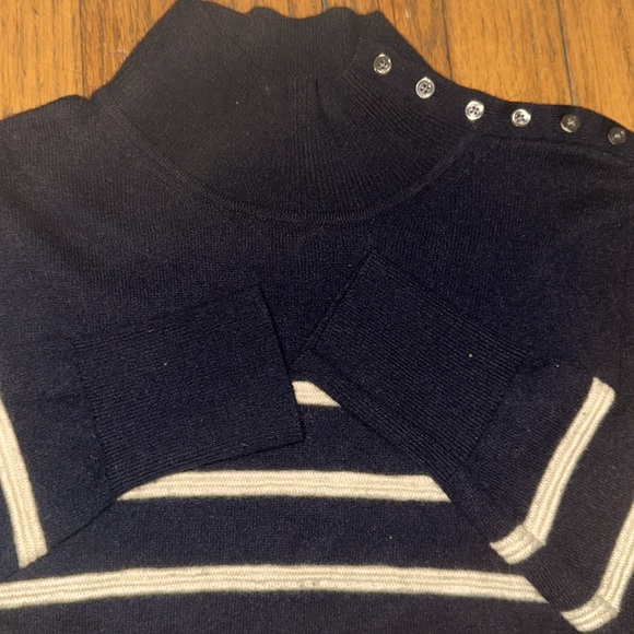 Ladies Banana Republic semi casual sweater, with little buttons. - Picture 2 of 4